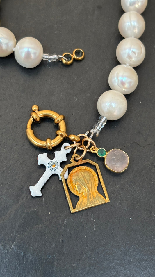 Collier de perles baroques, croix bretonne, Vierge au Voile et Quartz rose