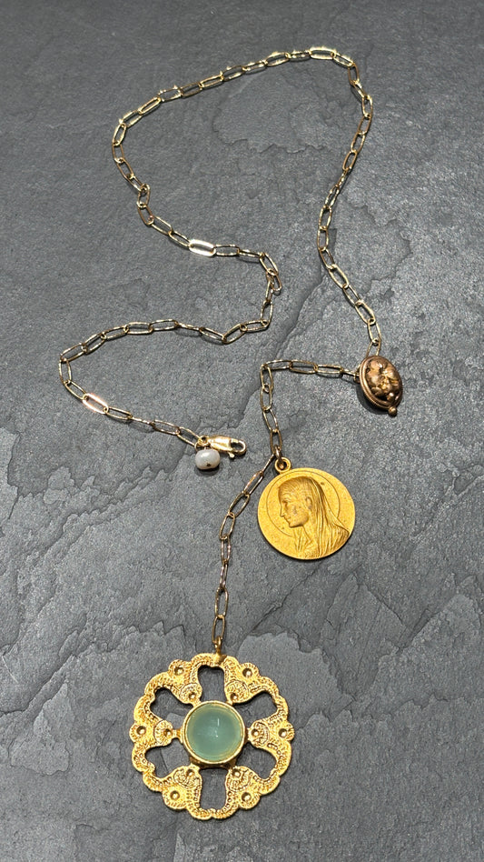 Collier lasso, motif floral et médaille ancienne