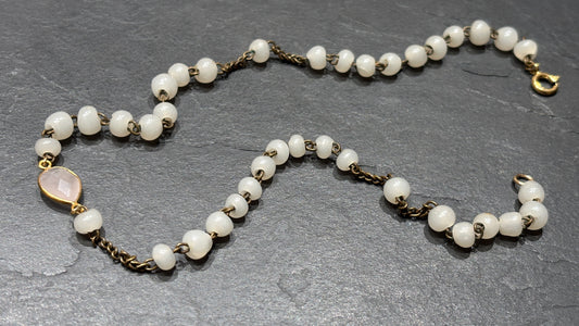 Collier chapelet blanc et goutte en quartz rose