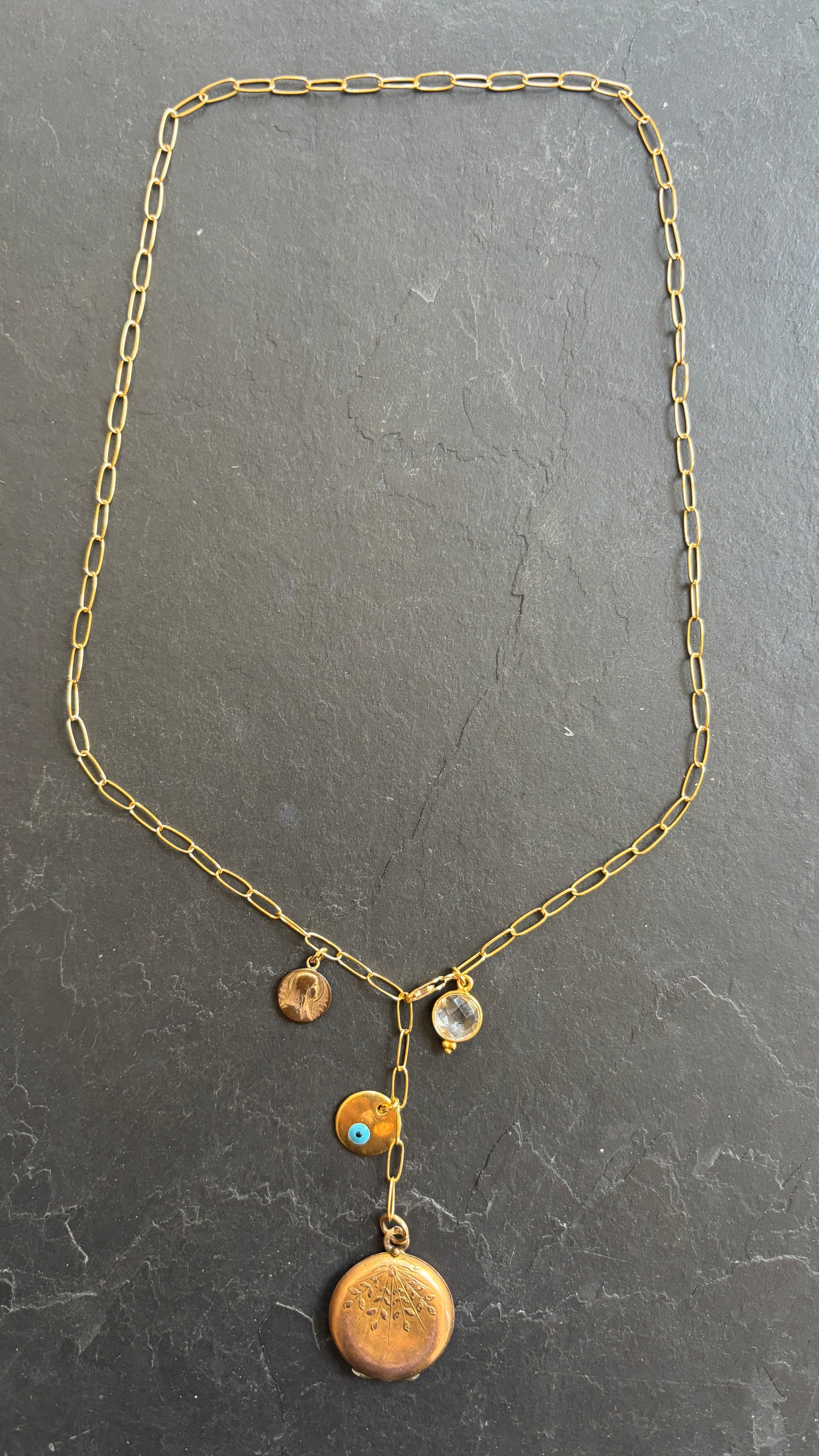 Collier lasso, cristal de roche et médaillon à secret ancien - blissparis