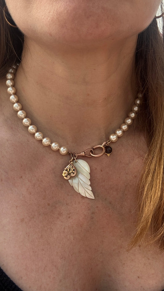 Collier de perles , feuille de nacre et pendentifs - blissparis