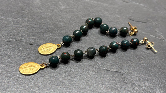 Pendants en calcédoine et médailles miraculeuses