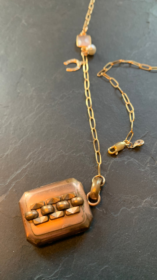 Collier médaillon secret Art Déco et quartz rose - blissparis