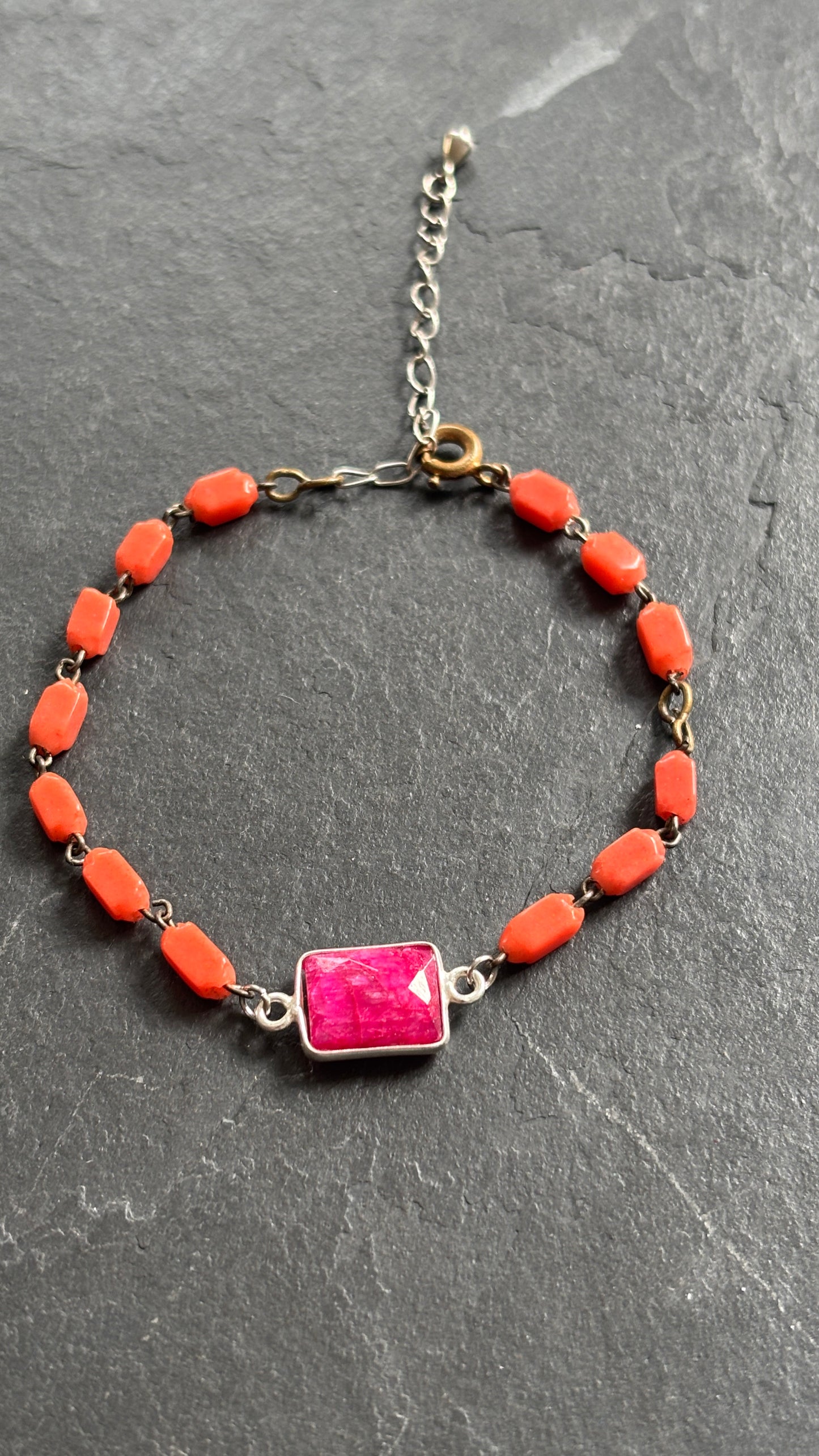 Bracelet chapelet upcyclé orange et agate rose