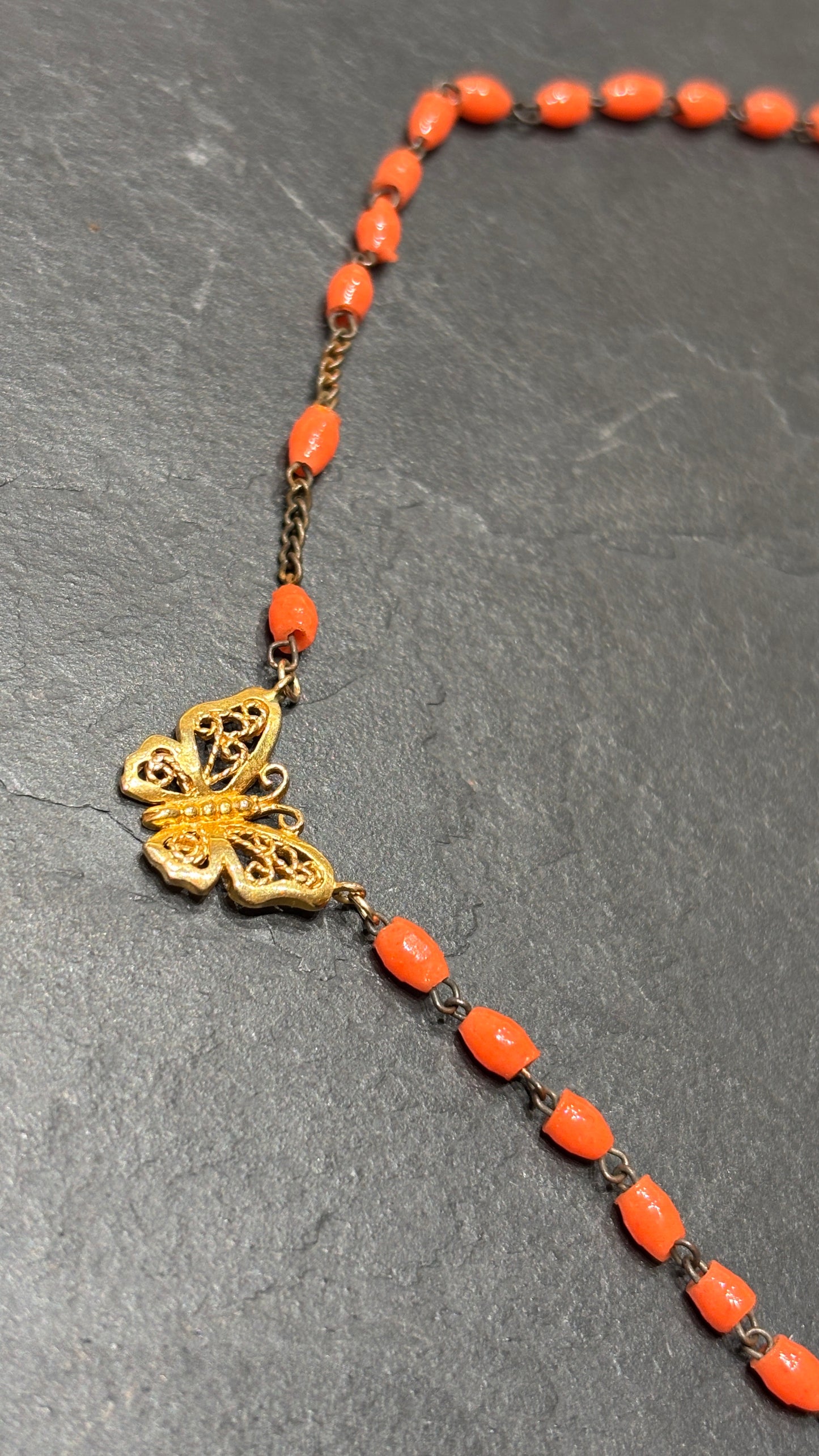 Collier chapelet orange et papillon en filigrane