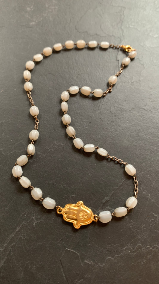 Collier chapelet blanc et Khamsa - blissparis