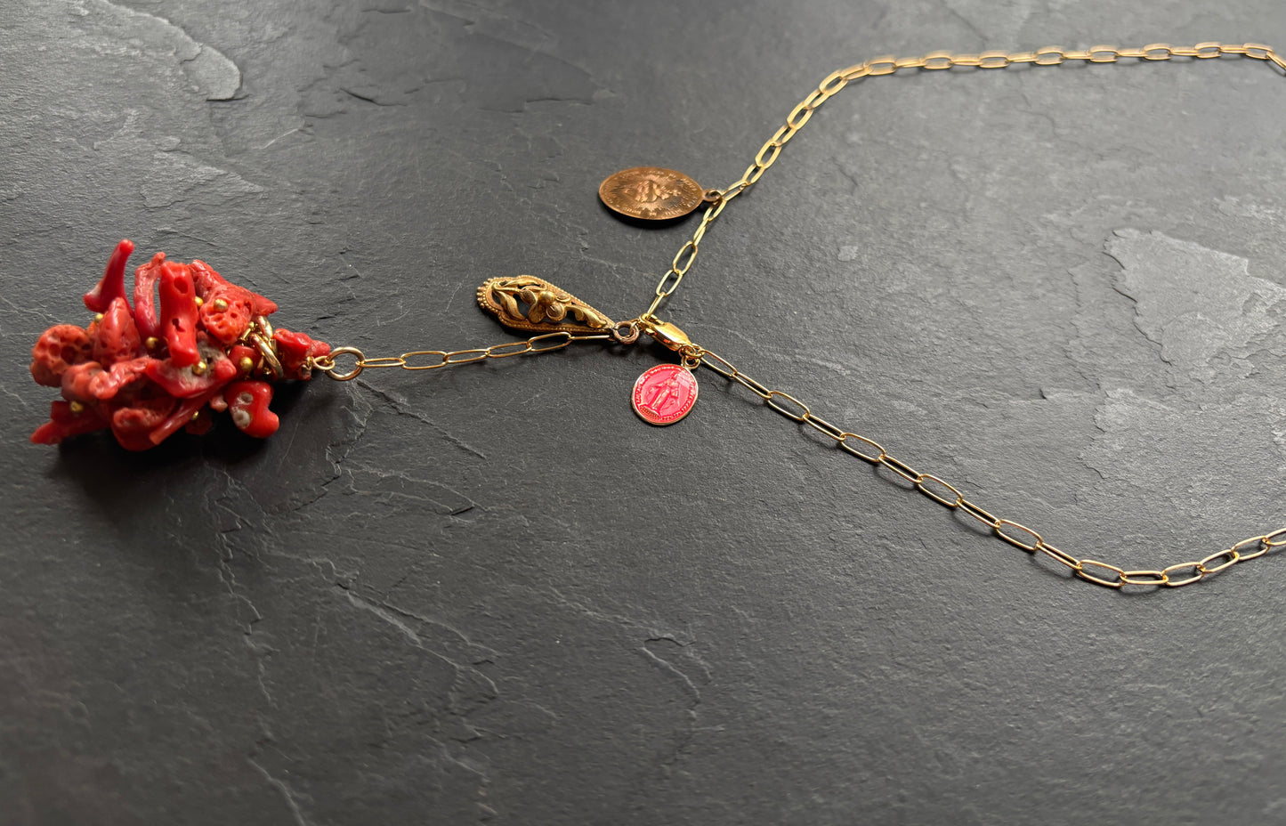 Collier lasso corail rouge et médaillons anciens