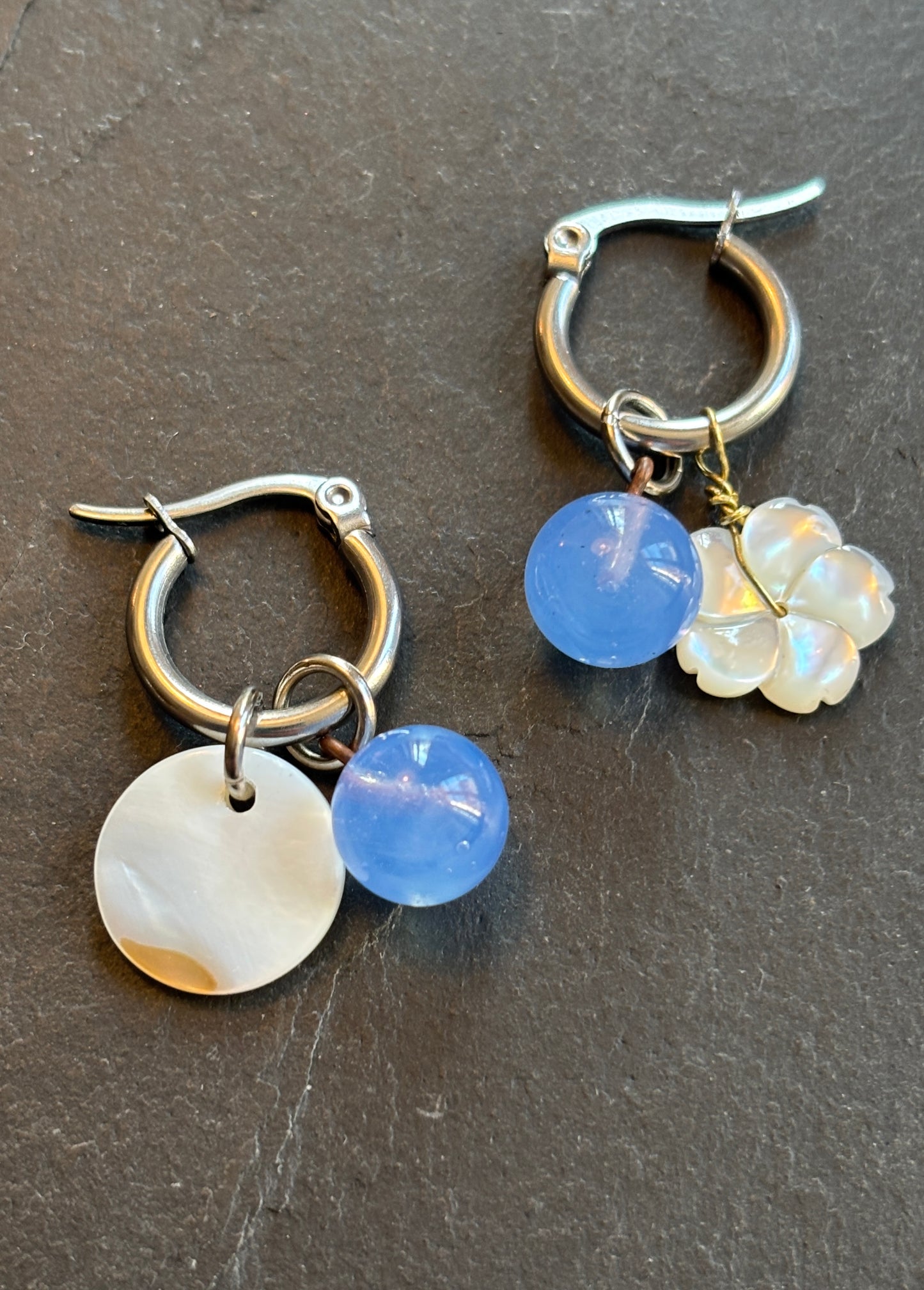 Mini créoles , perles de verre et nacre - blissparis