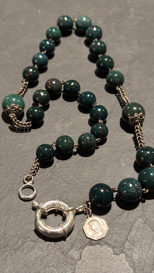 Collier chapelet en Calcédoine et Vierge au Voile - blissparis