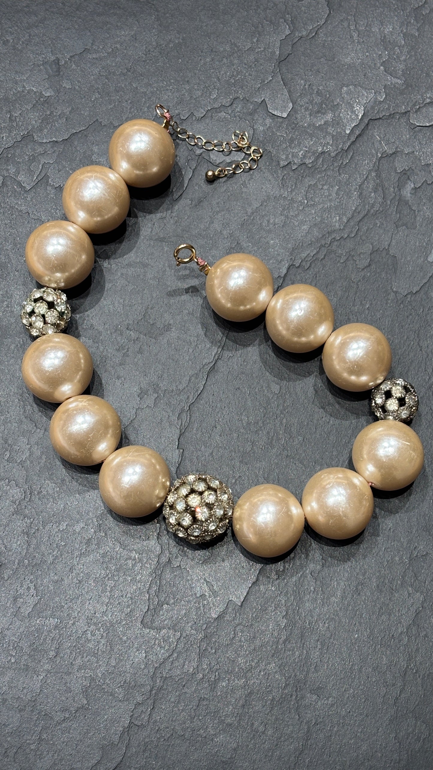 Collier de larges perles et strass