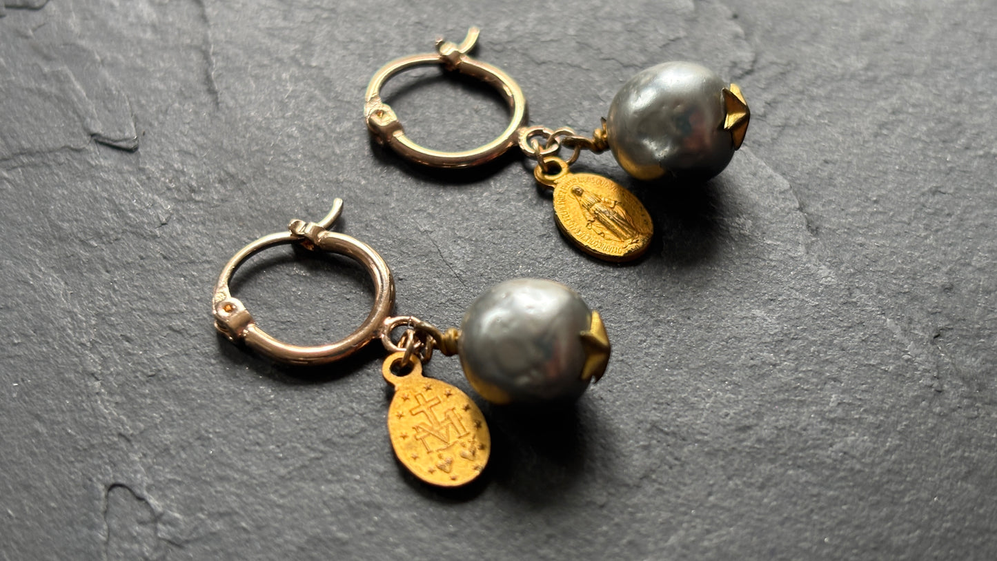 Mini créoles médailles miraculeuses et perles grises