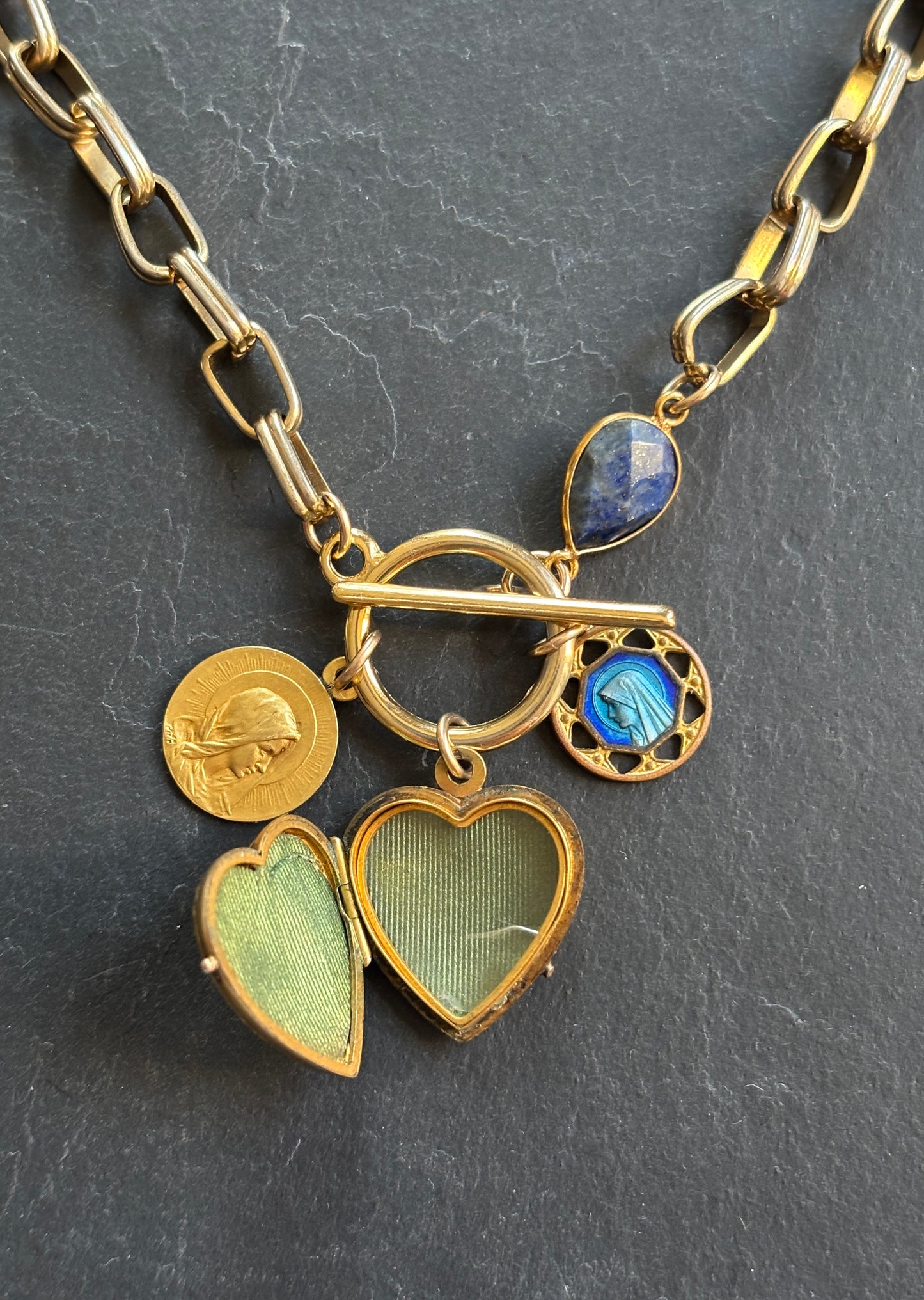 Collier chaîne 70s, cœur à secret et médailles - blissparis