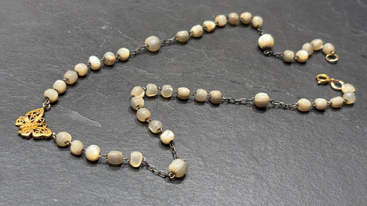 Collier chapelet en nacre et papillon en filigrane