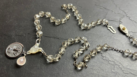SCORPION . Collier chapelet , nacre et quartz rose - blissparis