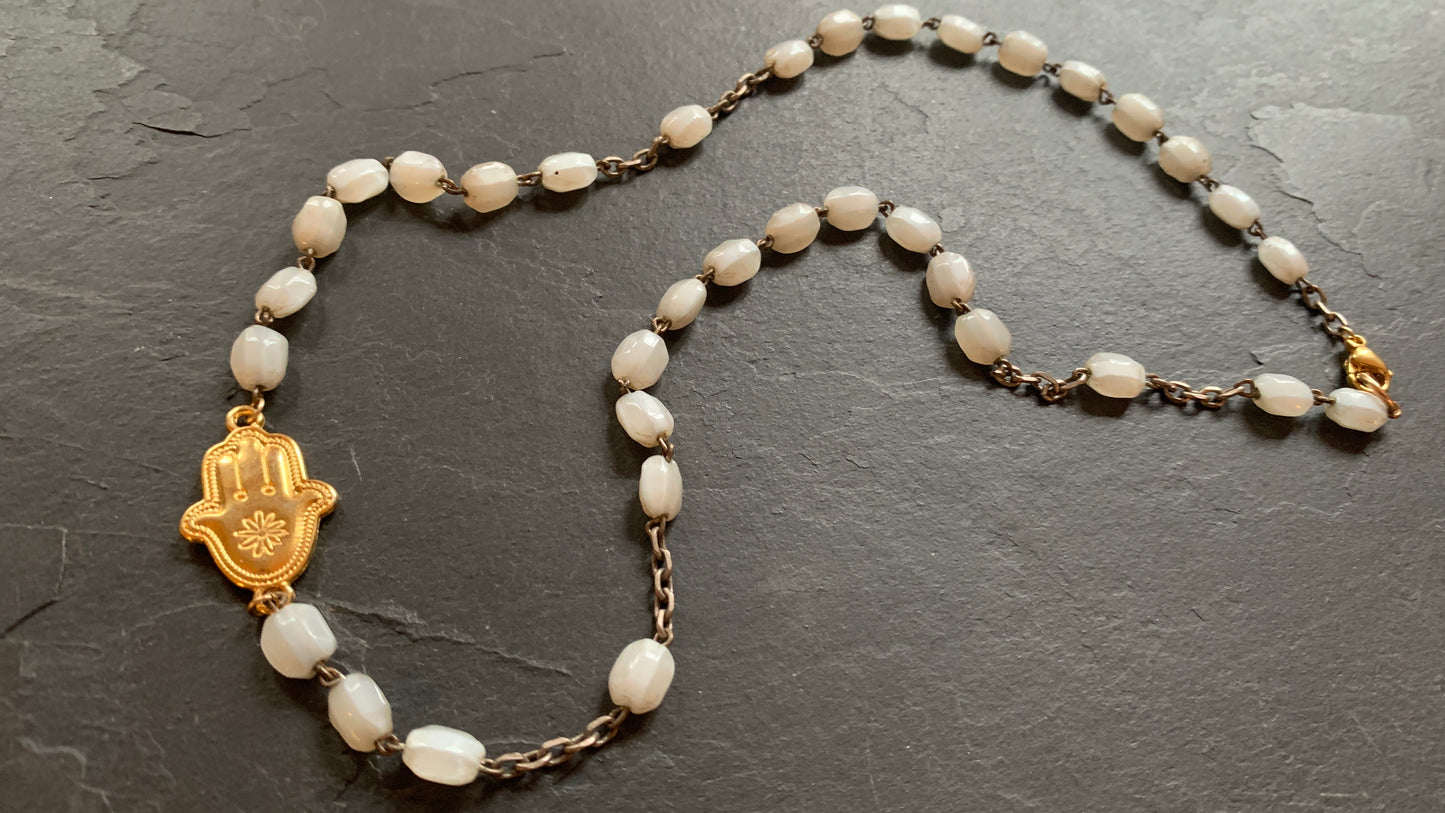 Collier chapelet blanc et Khamsa - blissparis
