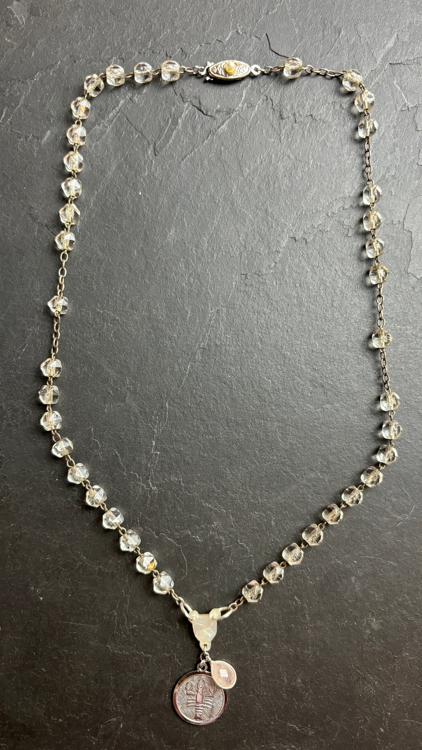 SCORPION . Collier chapelet , nacre et quartz rose - blissparis
