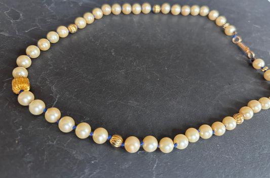 Collier de perles anciennes nouées sur fil bleu - blissparis