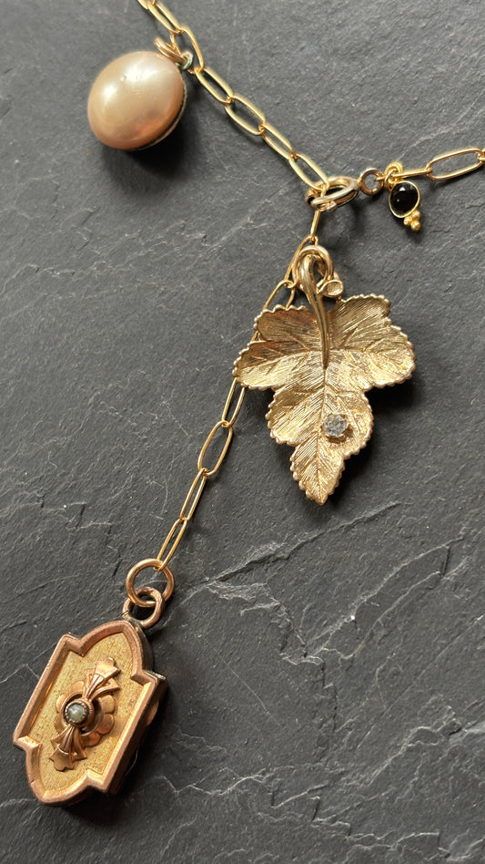 Collier lasso , feuille et médaillon a secrets Napoléon III