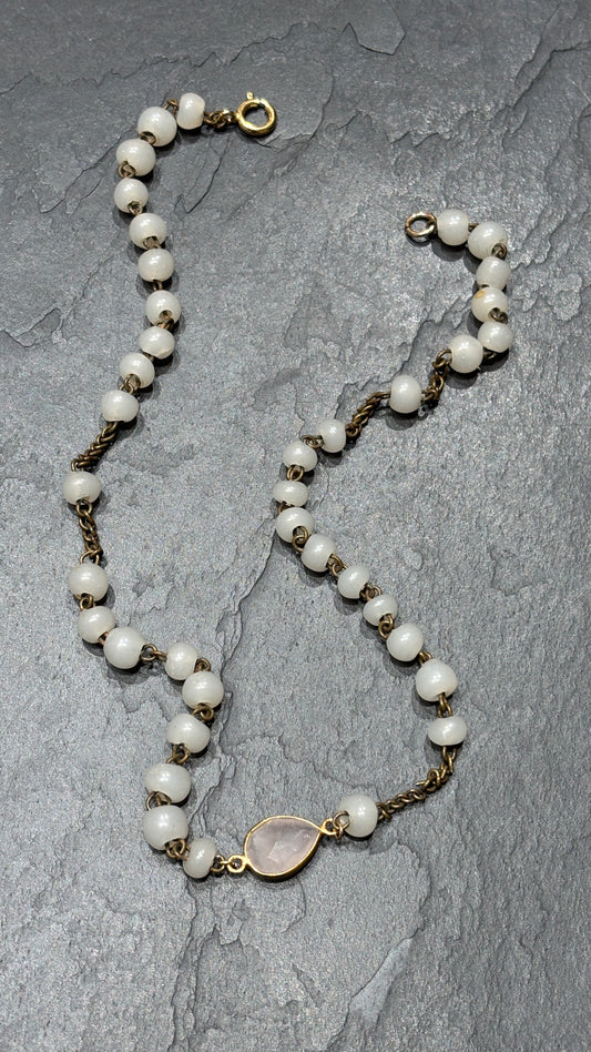 Collier chapelet blanc et goutte en quartz rose
