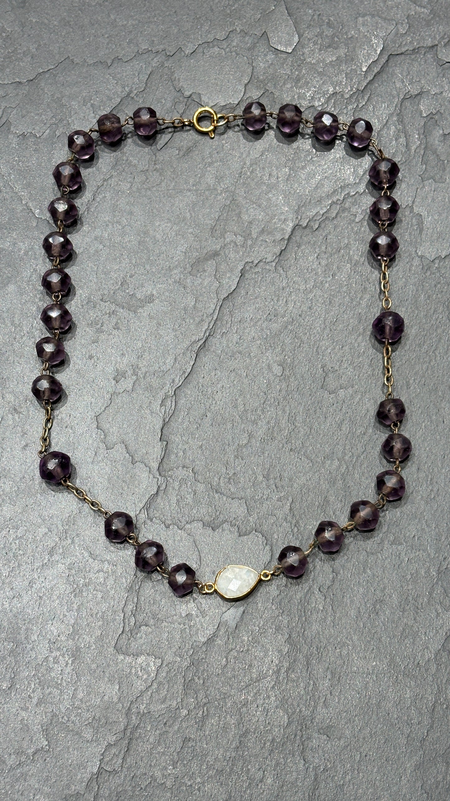 Collier chapelet en perles de verre mat violettes et Pierre de Lune