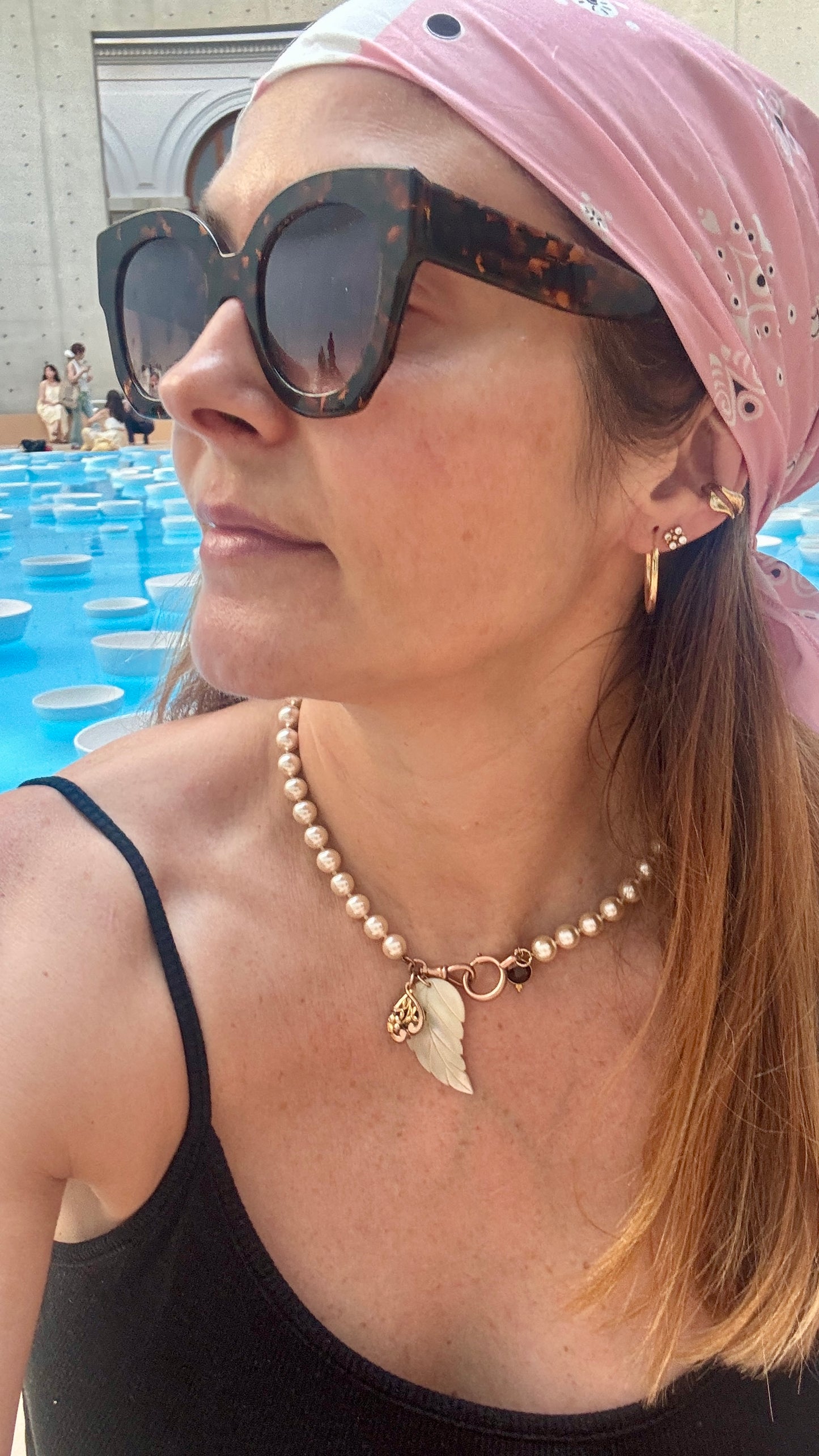 Collier de perles , feuille de nacre et pendentifs - blissparis