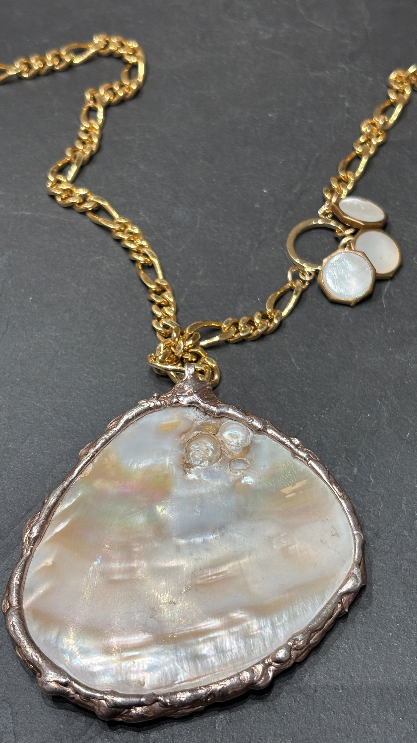 Sautoir et médaillon de nacre perlière