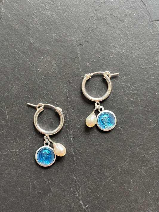 Mini créoles en argent , perles et médailles