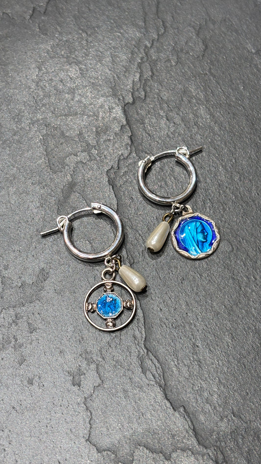 Mini créoles médailles émaillées et perles