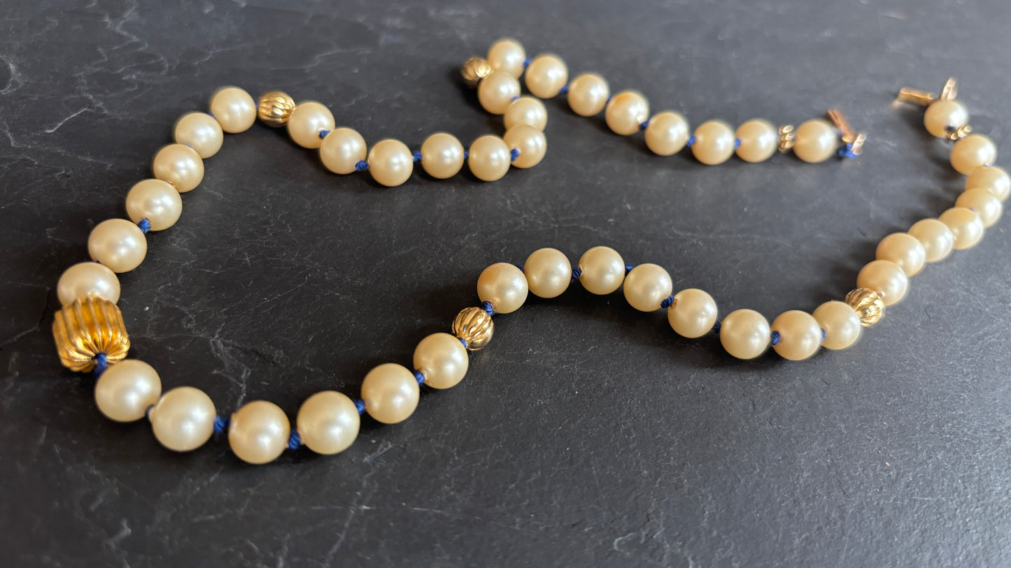 Collier de perles anciennes nouées sur fil bleu - blissparis