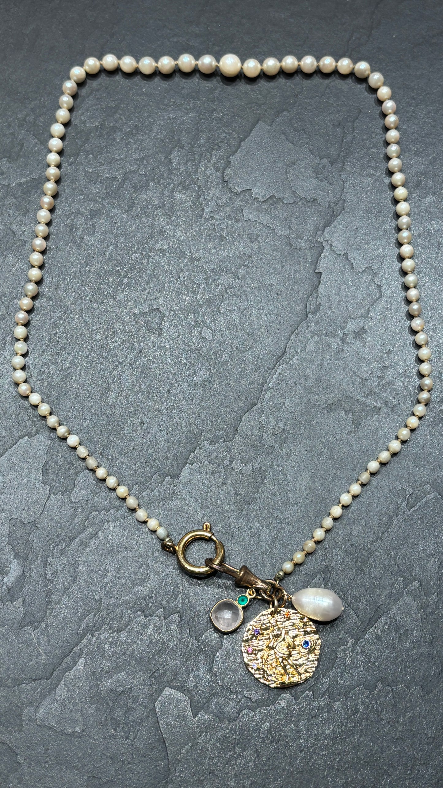 VERSAU. Collier de perles ancien, quartz rose et zodiaque