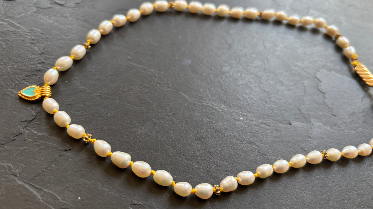 Collier de perles upcyclees sur fil de soie jaune - blissparis