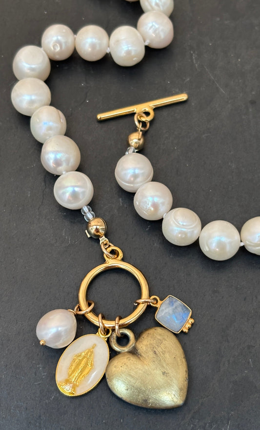 Collier de perles baroques, cœur 80s, Médaille Miraculeuse et Pierre de Lune