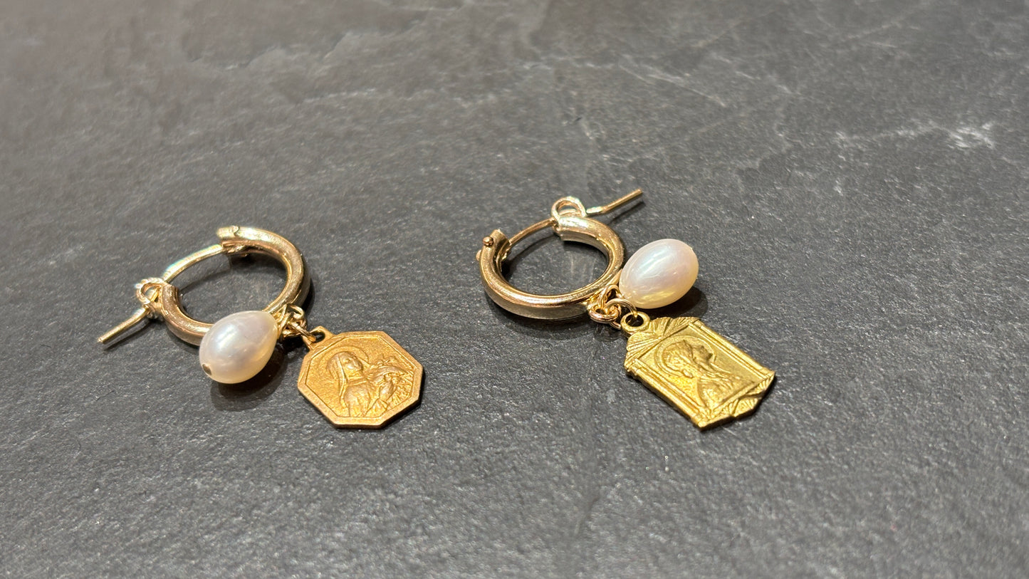 Mini créoles, perles et médailles saintes