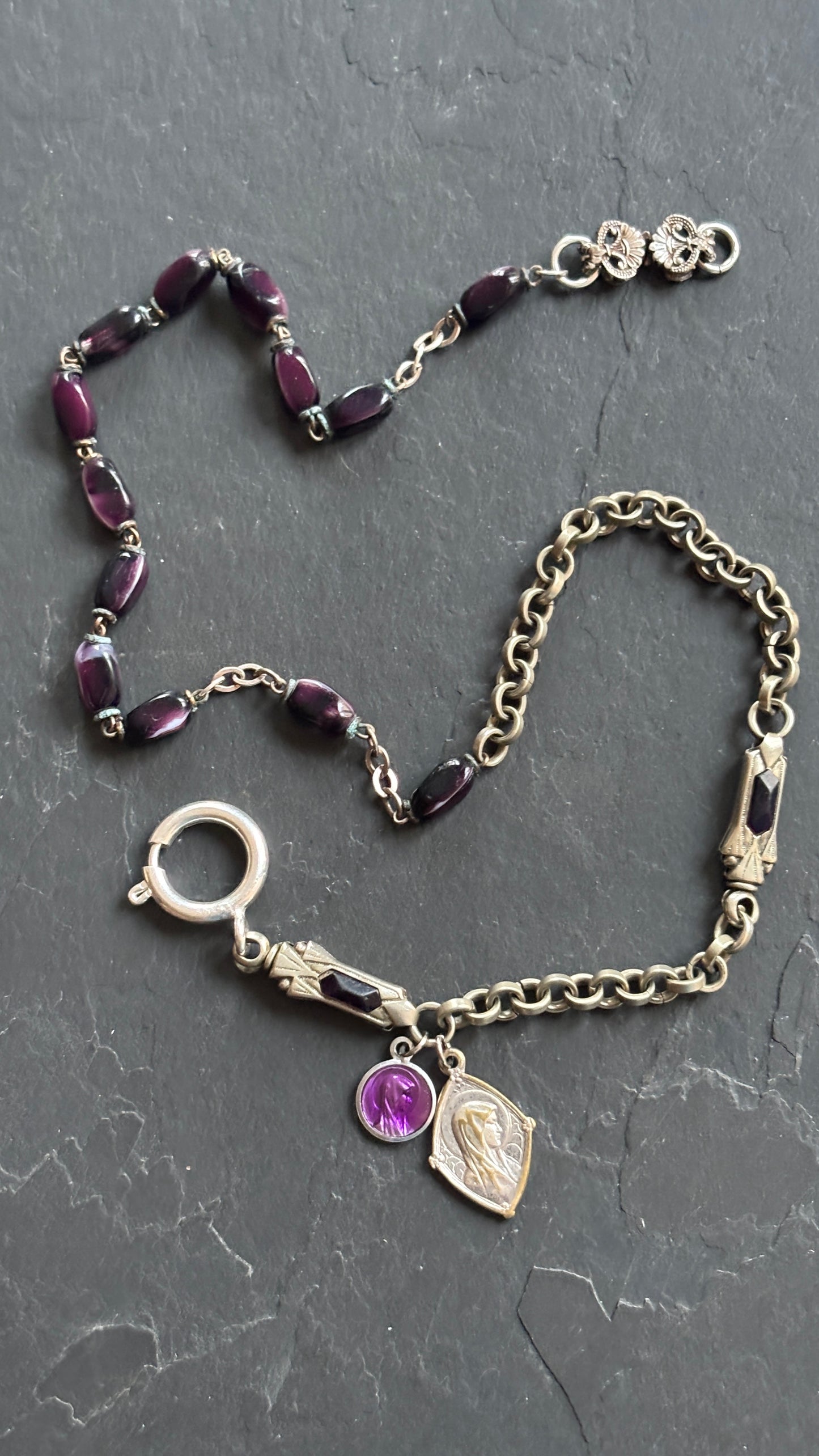 Collier chaîne de montre Art Deco , chapelet violet et médailles - blissparis