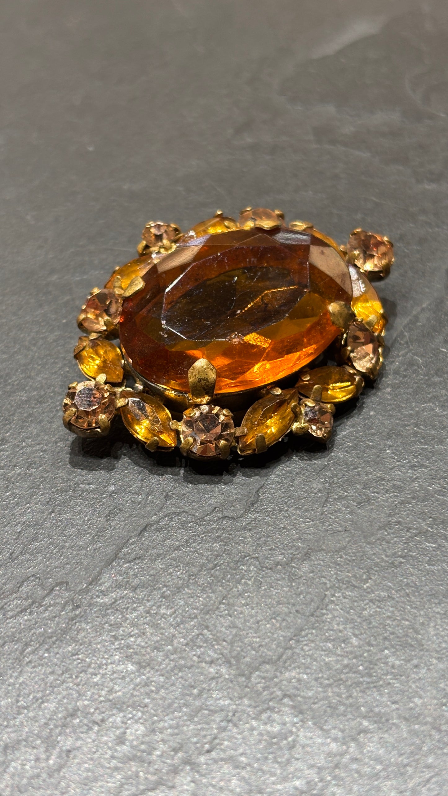 Broche en strass cognac