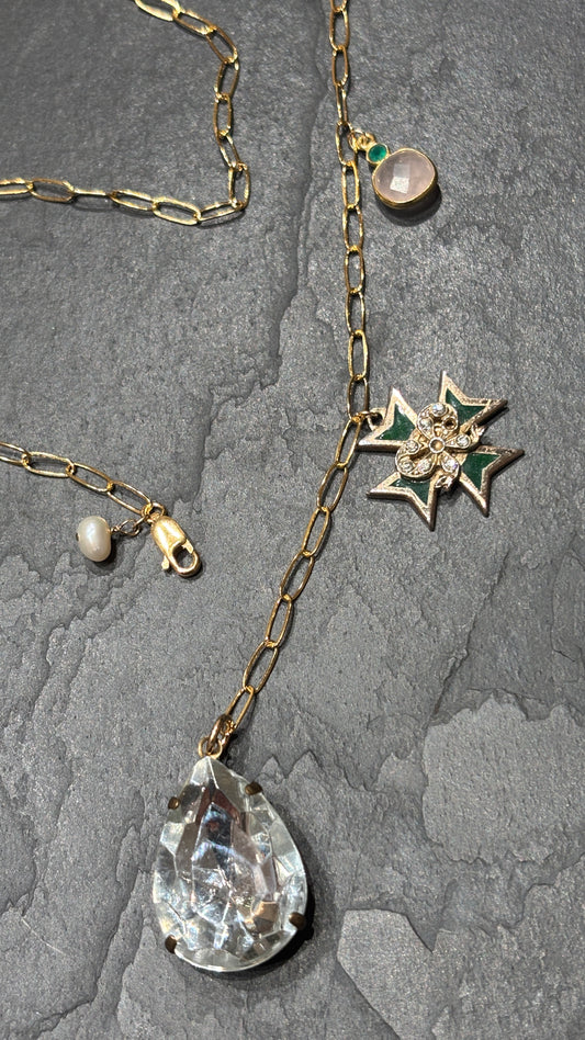 Collier lasso, large strass goutte, croix de Malte