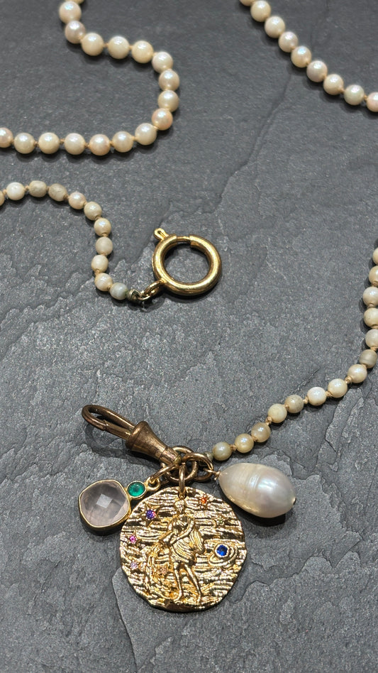 VERSAU. Collier de perles ancien, quartz rose et zodiaque