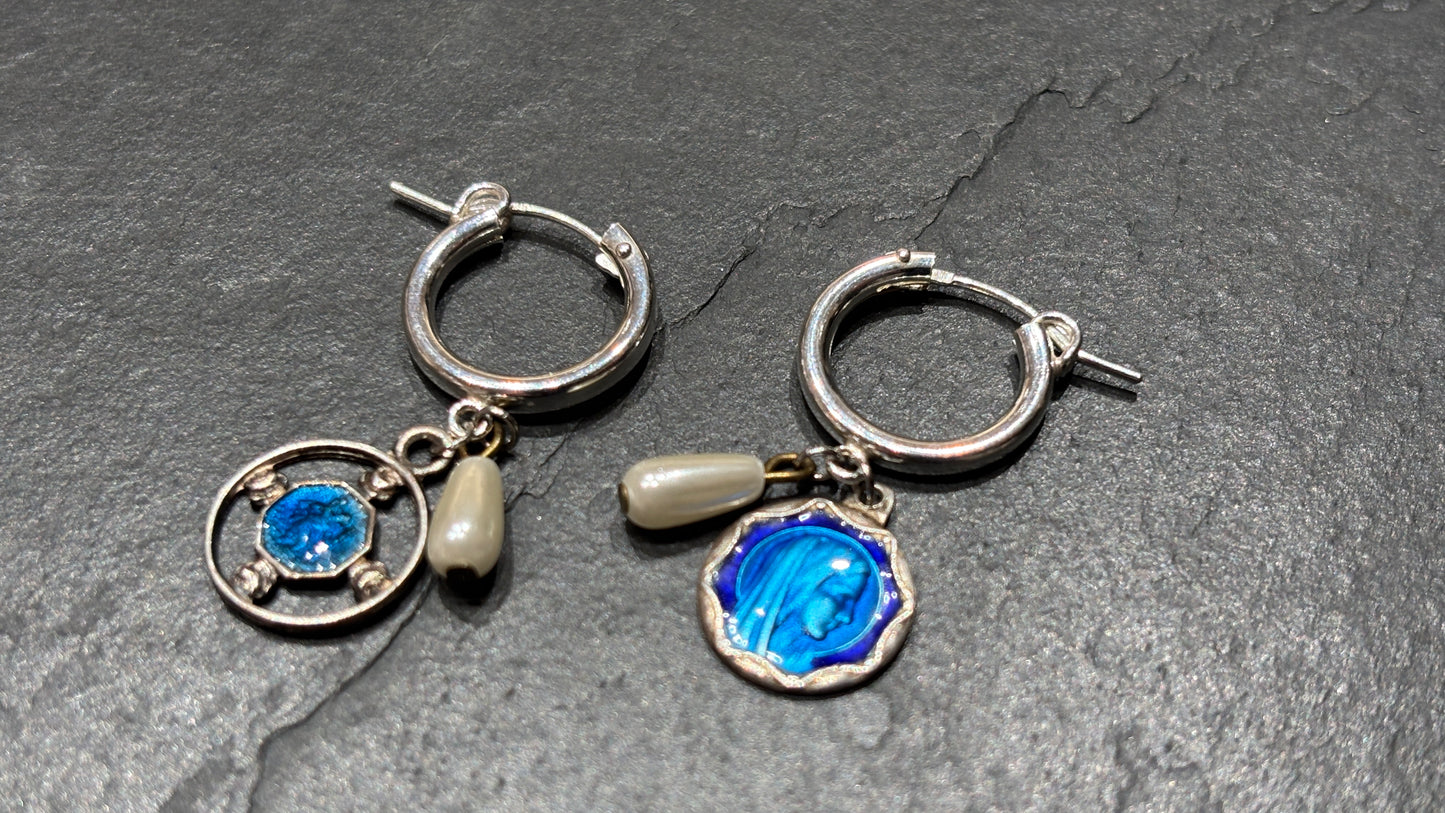 Mini créoles médailles émaillées et perles