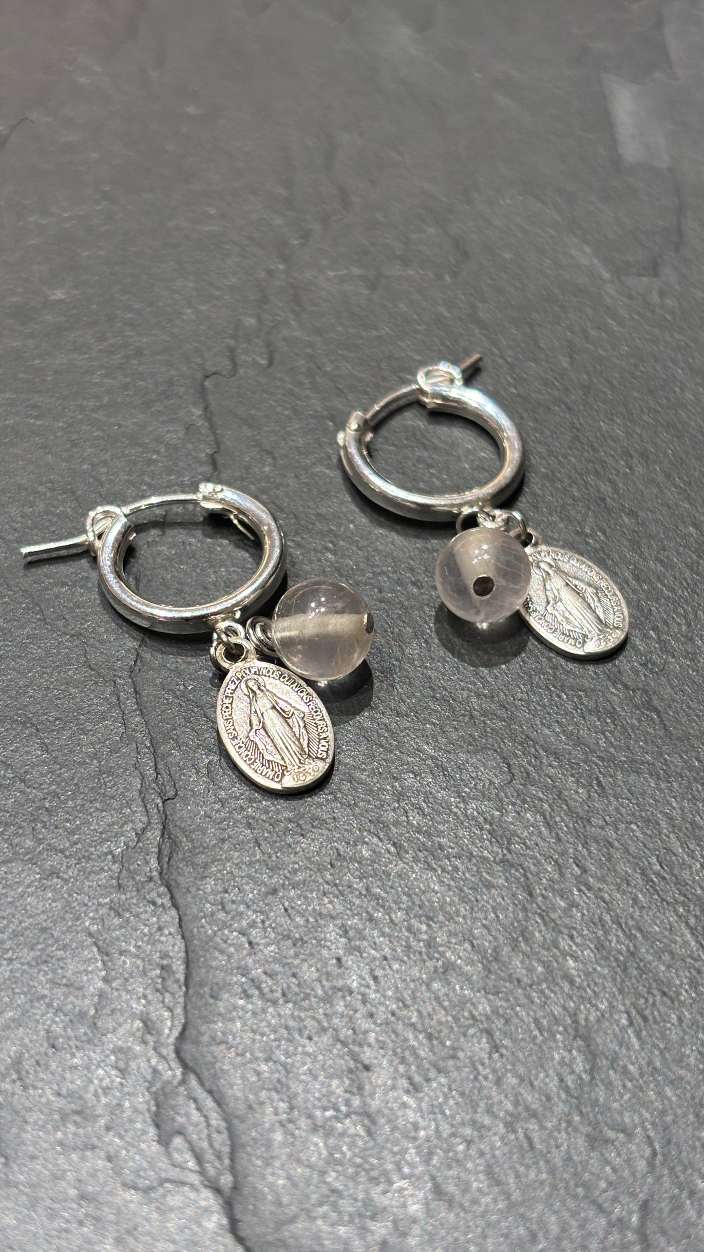 Mini créoles, quartz rose et médailles miraculeuses