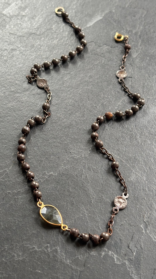 Collier chapelet en acier noirci et labradorite