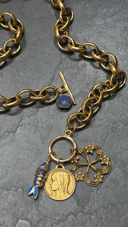 Collier grosse maille, poisson chinois et Vierge au Voile