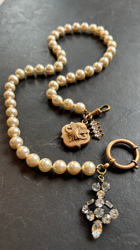 Collier de perles, strass et médaillon - blissparis