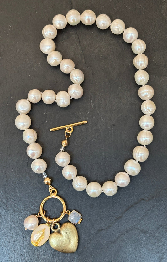 Collier de perles baroques, cœur 80s, Médaille Miraculeuse et Pierre de Lune