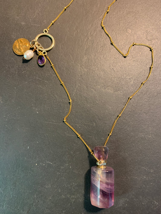 Sautoir, fiole en améthyste et médailles anciennes - blissparis