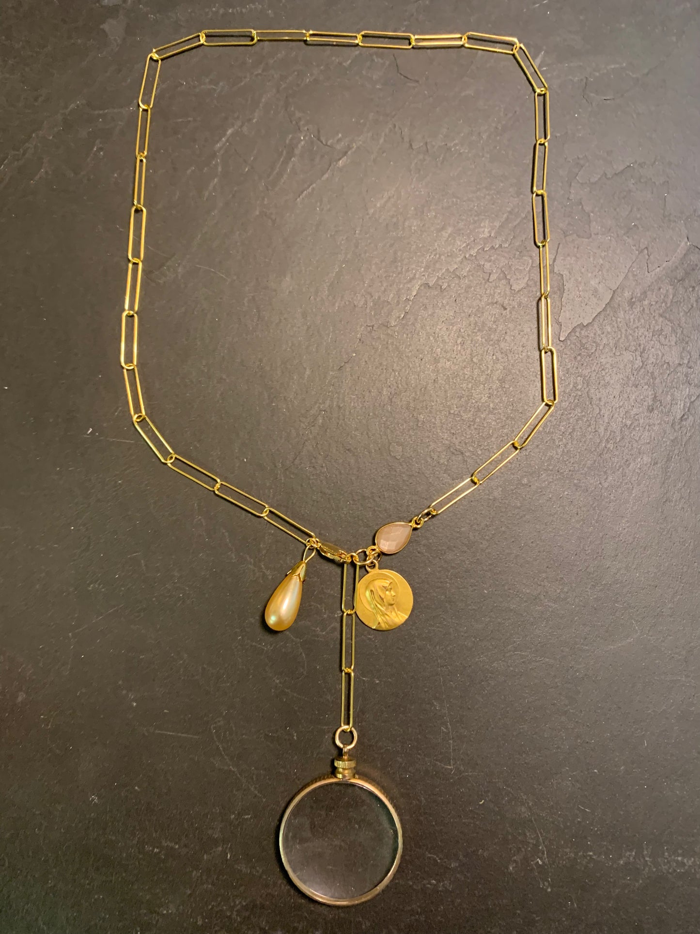 Collier loupe ancienne, médaille de la Vierge et perle - blissparis