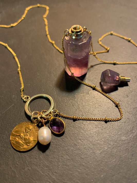 Sautoir, fiole en améthyste et médailles anciennes - blissparis