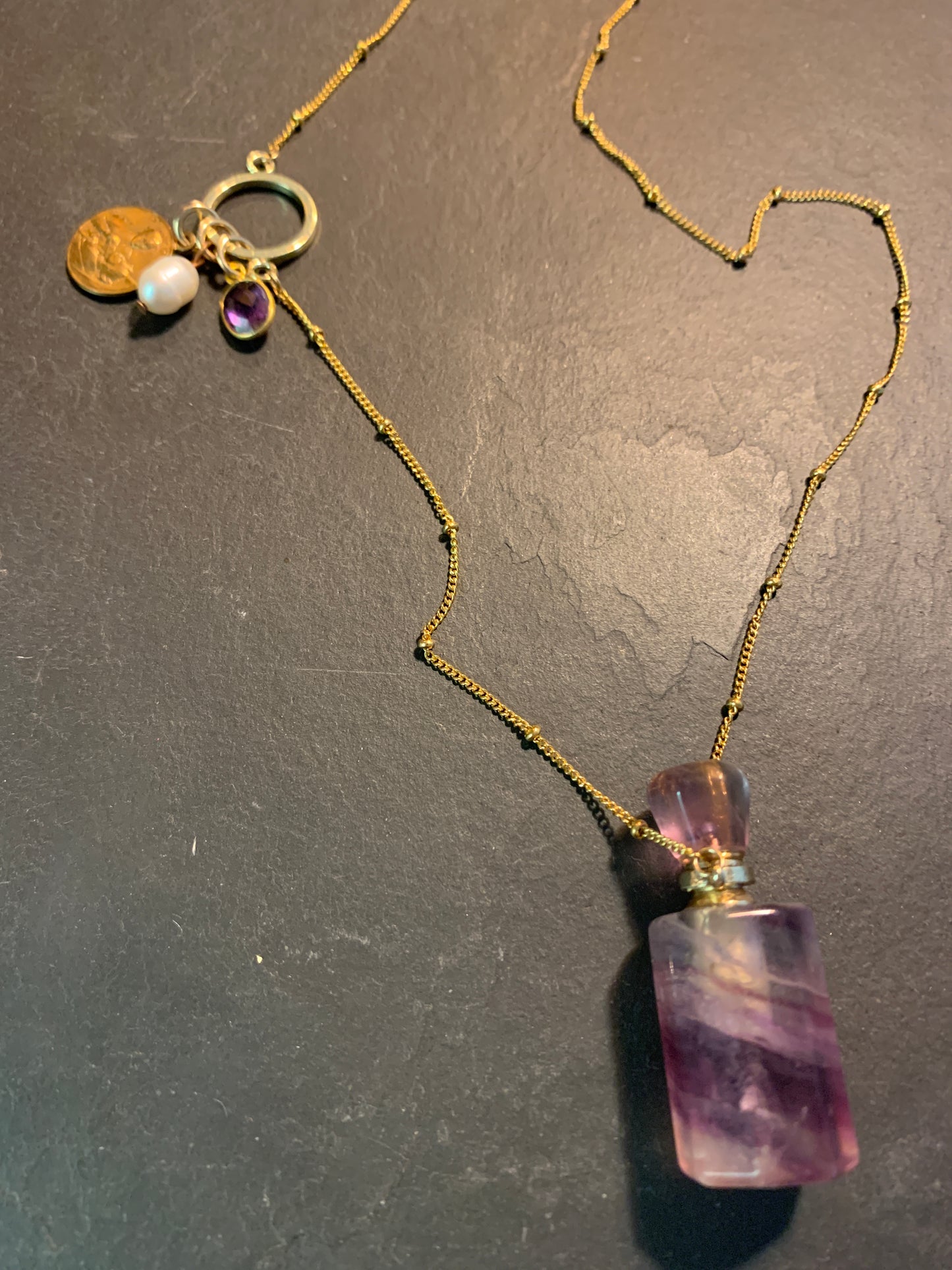 Sautoir, fiole en améthyste et médailles anciennes - blissparis