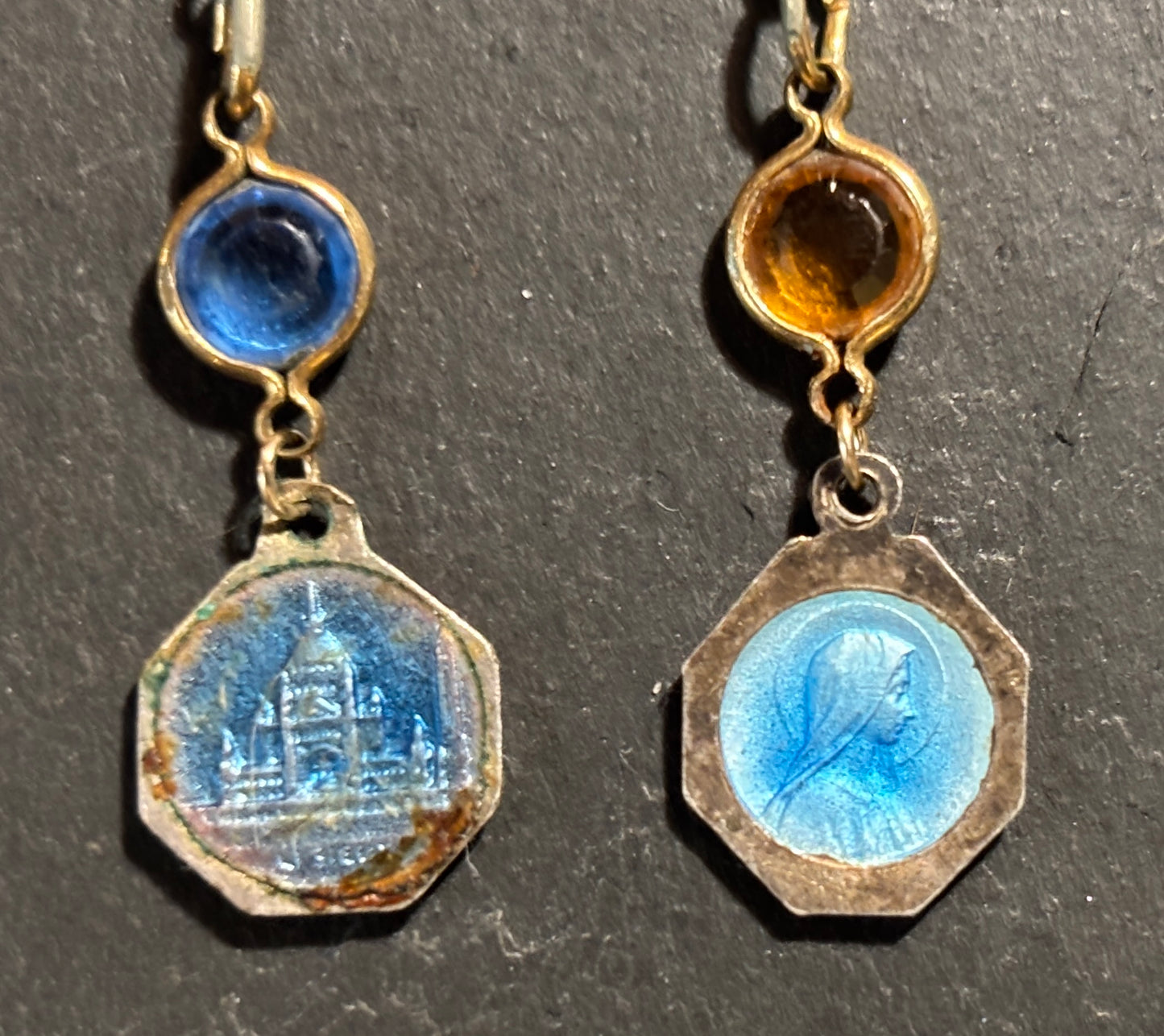 Pendants en verroterie de couleurs et médailles émaillées - blissparis