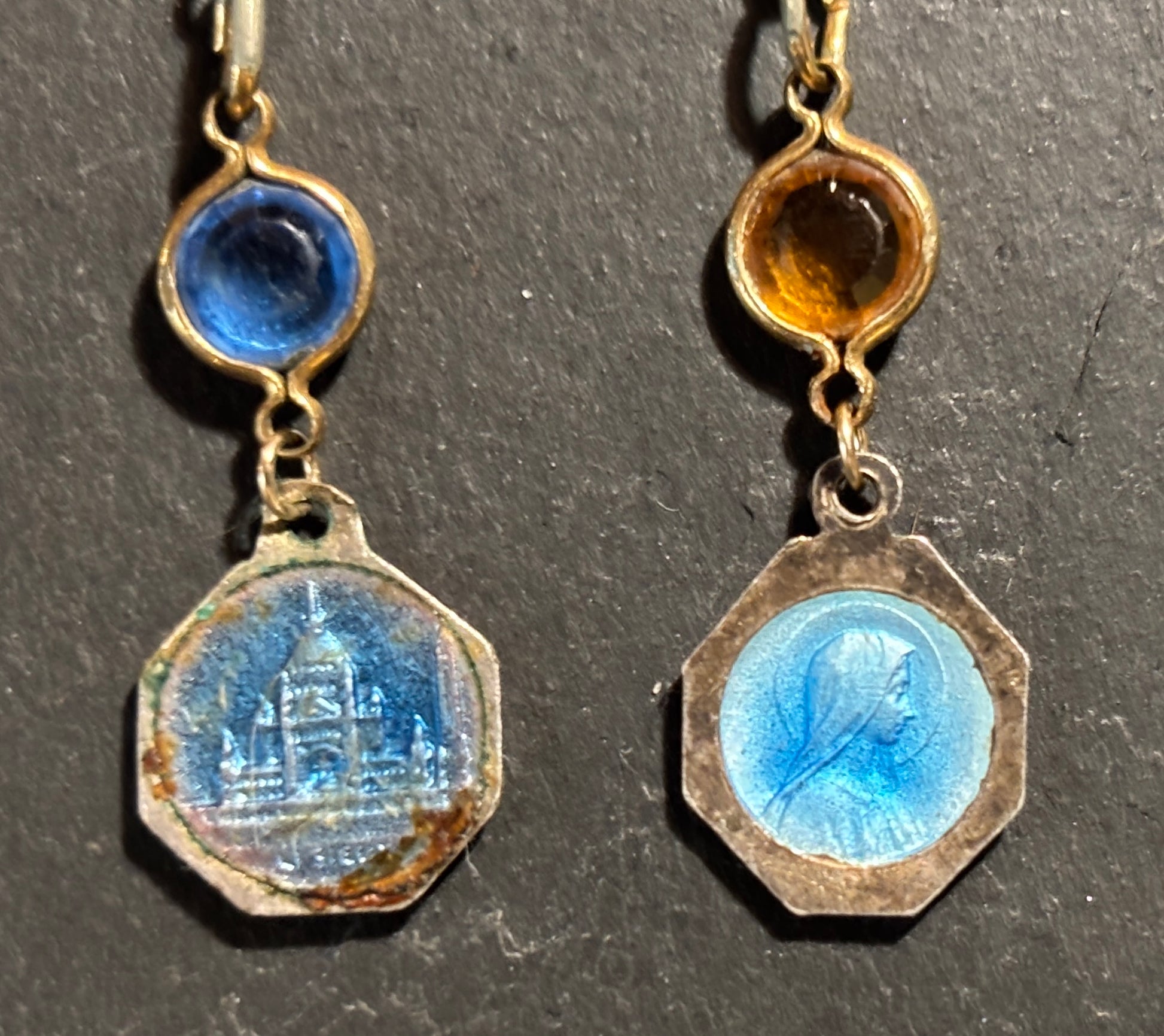 Pendants en verroterie de couleurs et médailles émaillées - blissparis