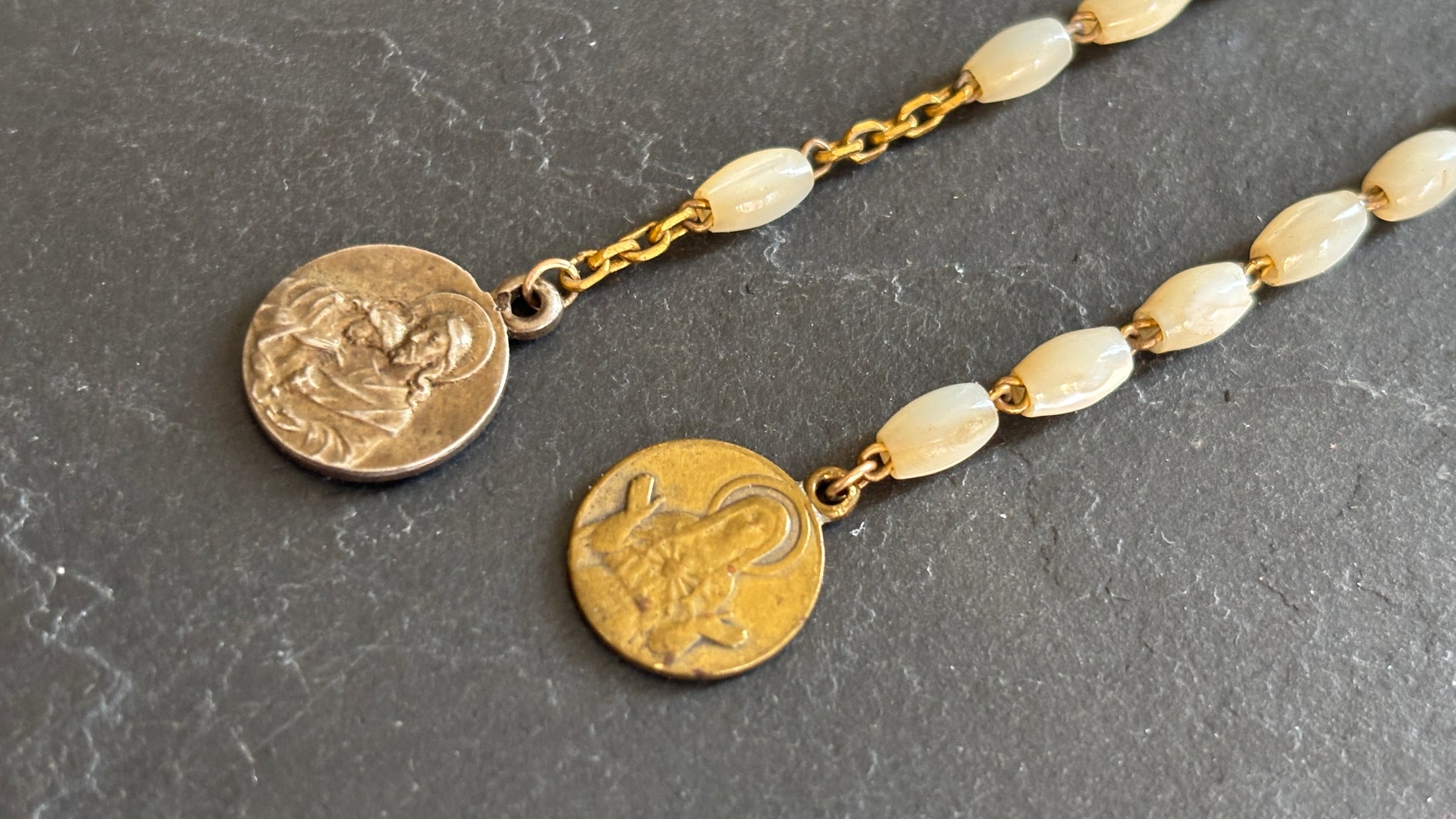 Pendants en perles de nacre et médailles - blissparis